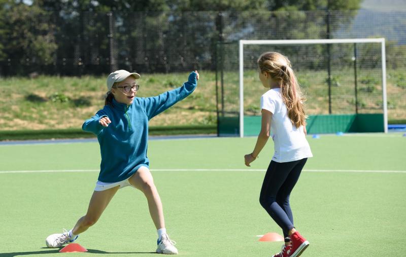 duas meninas a fazer desporto no curso de linguas na escocia