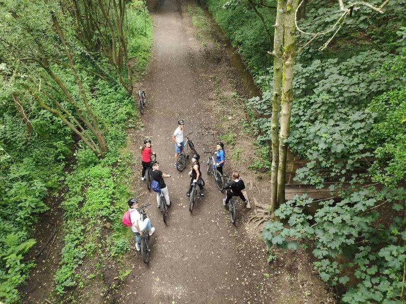 Grupo de participantes num passeio de bicicleta no curso de línguas na escócia