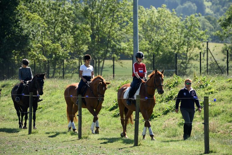três participantes a fazer um passeio com os cavalos no curso de línguas na escocia