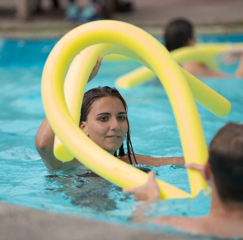 menina com boia na piscina da escola do curso de linguas na escocia