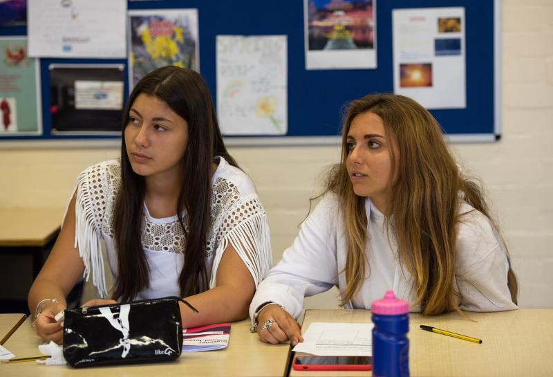 meninas nas aulas do curso de línguas na escócia