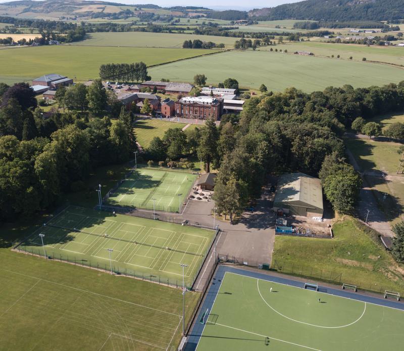 Recinto da escola, com 4 campos para desportos variados, e uma vasta área verde