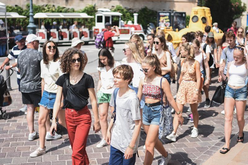 Grupo de participantes do cursos de ingles em franca numa excursão