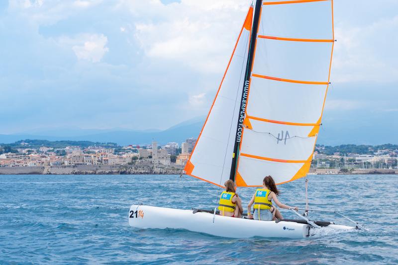 Duas jovens a praticar vela durante um curso de língua francesa