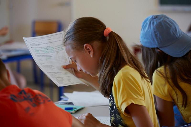 Três participantes durante as aulas do curso de línguas