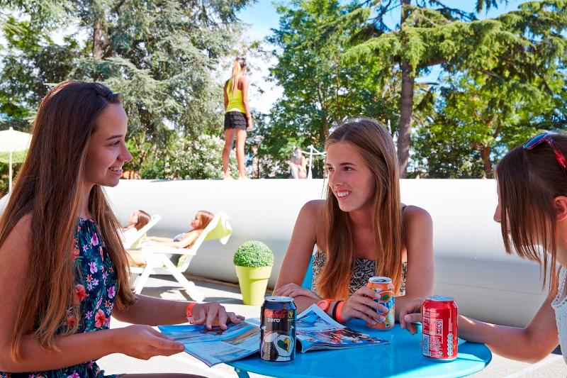 Participantes a sorridentes a falar enquanto bebem referigerante