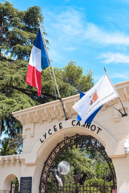 Portão da escola com a bandeira da França e do centro, durante no curso de línguas