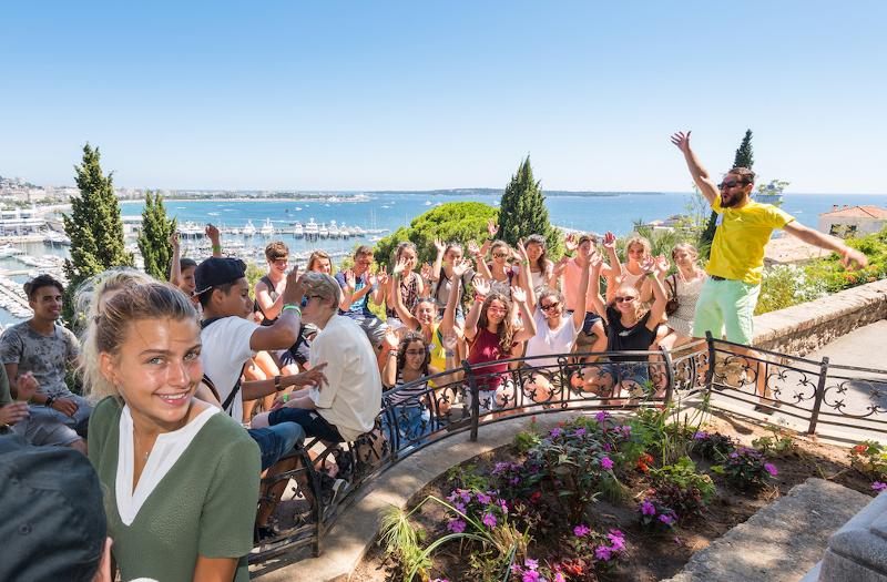 Vários participantes juntos numa excursão a cannes durante o curso de línguas