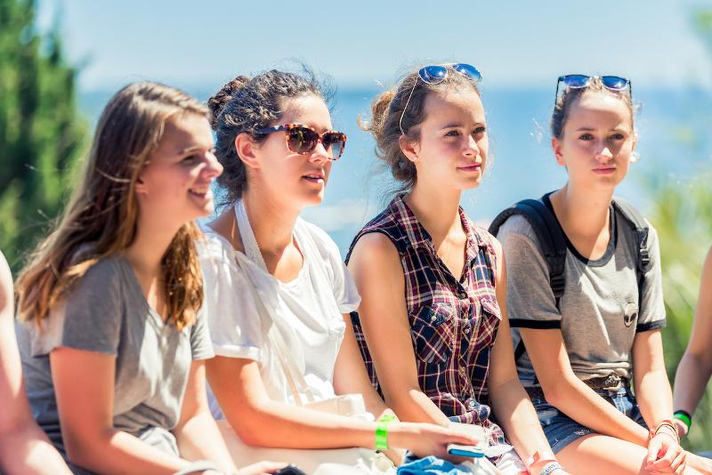 Participantes a visitar o litoral de Cannes durante o curso de línguas