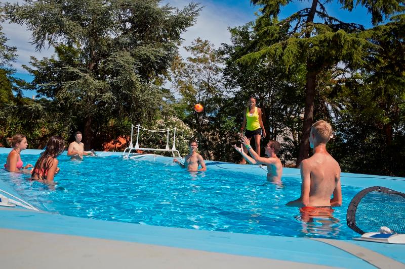 Participantes a jogar um jogo na piscina durante os curso de línguas