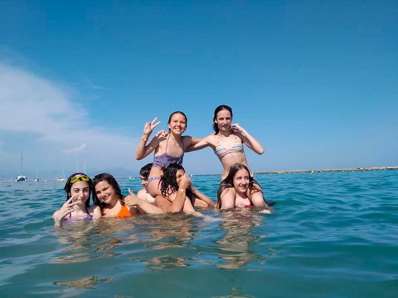 Participantes no mar durante o curso de línguas