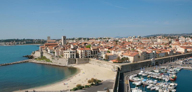 Vista da cidade de antibes no curso de línguas