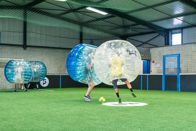 Participantes a jogar bubble football durante o curso de línguas
