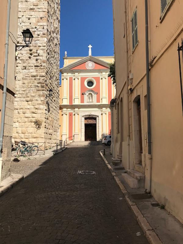 Rua típica de Antibes durante o curso de línguas
