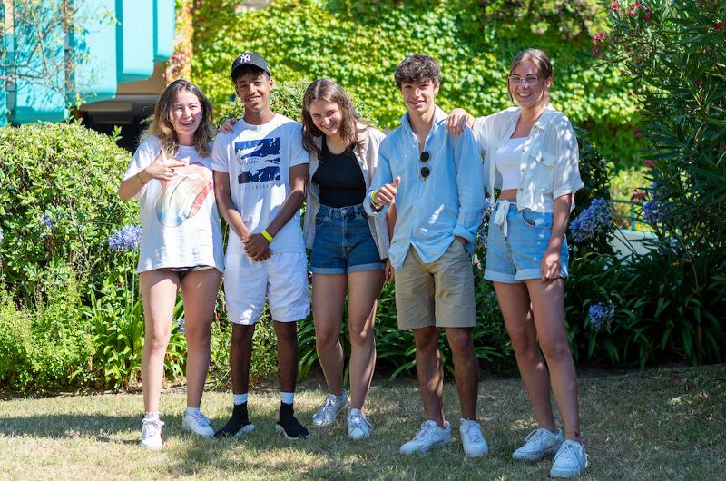 Participantes juntos a rir e posar para a foto durante o curso de línguas