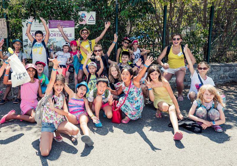 Participantes felizes durante o curso de linguas