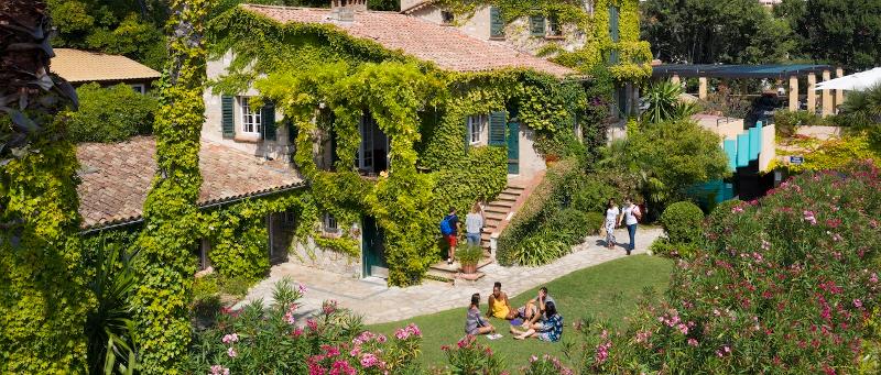Casa tradicional em antibes durante o curso de línguas