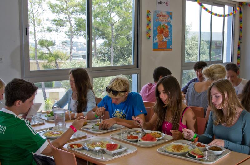 Jovens na cantina a almoçar juntos durante o curso de línguas