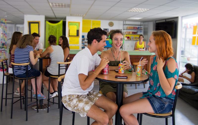 Jovens a conviver durante o curso de línguas no estrangeiro