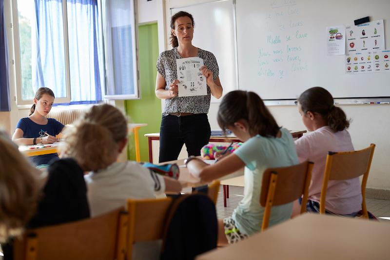 Aulas durante o curso de línguas no estrangeiro. Aqui é possível ver os participantes a prestar atenção à professora