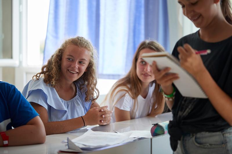 Participantes felizes durante as aulas no curso de línguas no estrangeiro