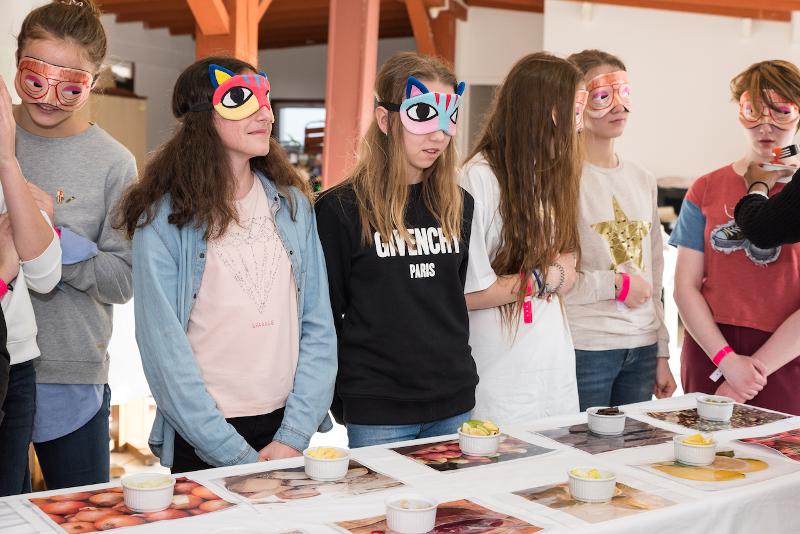 Atividades em grupo com máscaras entre alguns participantes durante o curso de línguas no estrangeiro