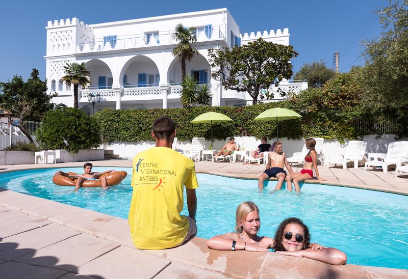 Participantes a relaxar durante uma tarde na piscina no curso de línguas no estrangeiro
