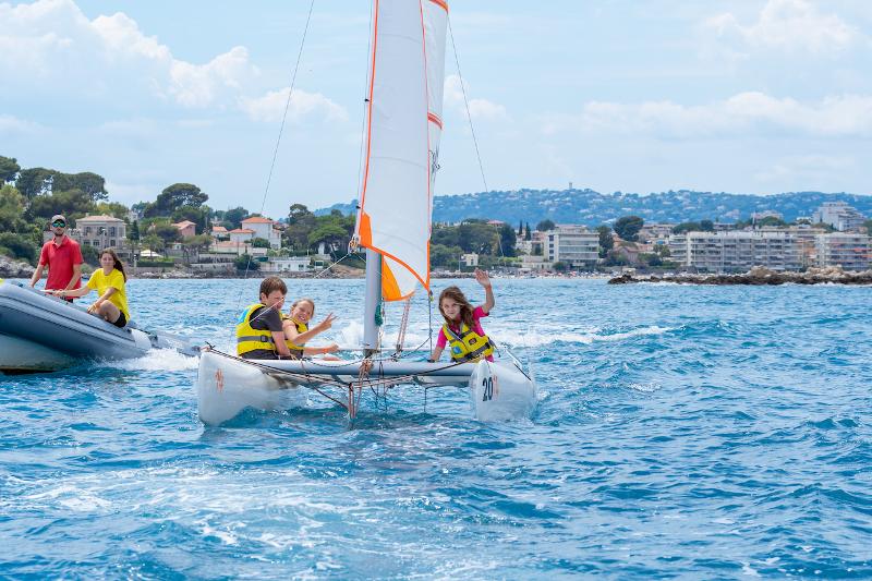 Participantes a fazer desportos aquáticos durante o curso de línguas no estrangeiro