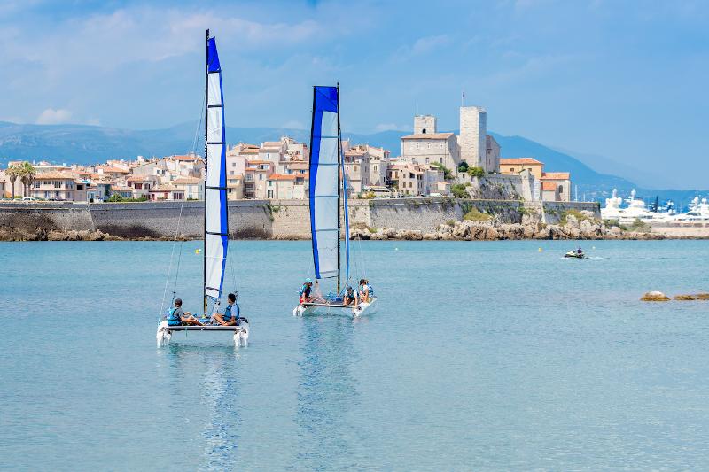 Participantes no mar a fazer vela durante o curso de línguas no estrangeiro