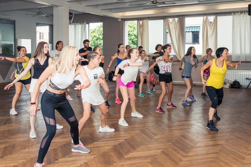 Aula de dança durante o curso de línguas no estrangeiro