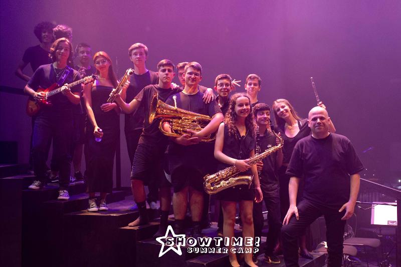  Jovens felizes com instrumentos de música nos campos de ferias com reserva antecipada