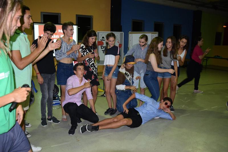 Grupo de estudantes a participar numa atividade noturna, aproveitando a diversão e a aprendizagem do seu curso de inglês na alemanha.