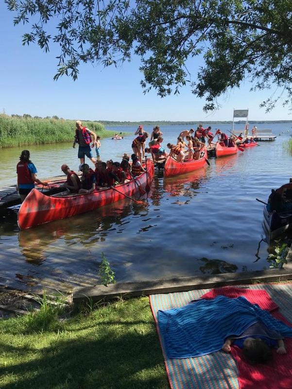 Vários jovens a praticar kayak no lago, explorando a natureza enquanto fazem o seu curso de inglês na alemanha.