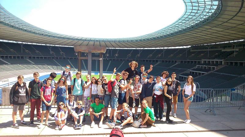 Grupo de participantes no Olympic Stadium, a explorar um marco histórico enquanto fazem o seu curso de inglês na alemanha.