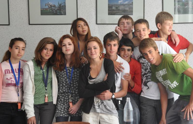 Grupo de jovens na sala de aula, durante o seu curso de inglês na alemanha.