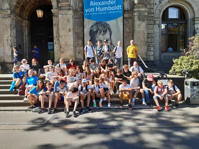 Grupo de estudantes à frente da Universidade Humboldt, explorando o campus enquanto fazem o seu curso de inglês na alemanha.
