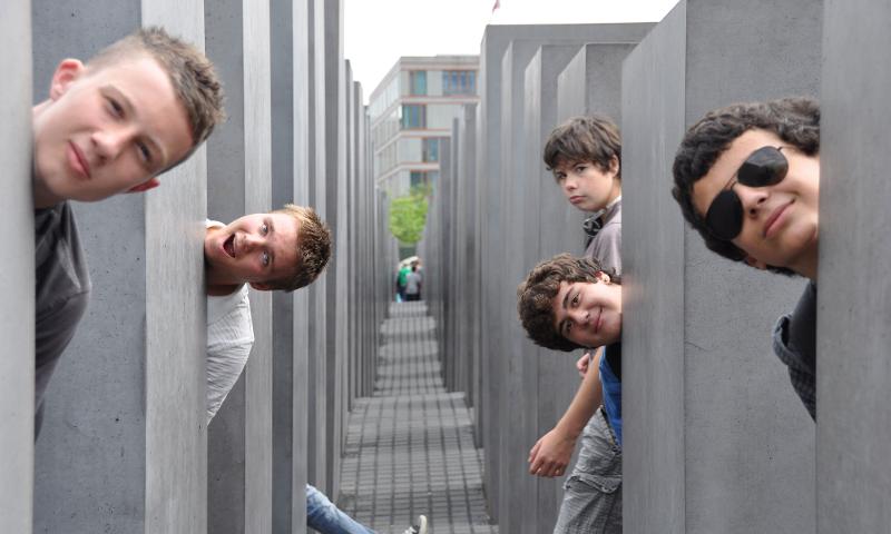  Participantes no Memorial dos Judeus, refletindo sobre a história enquanto fazem o seu curso de inglês na alemanha.