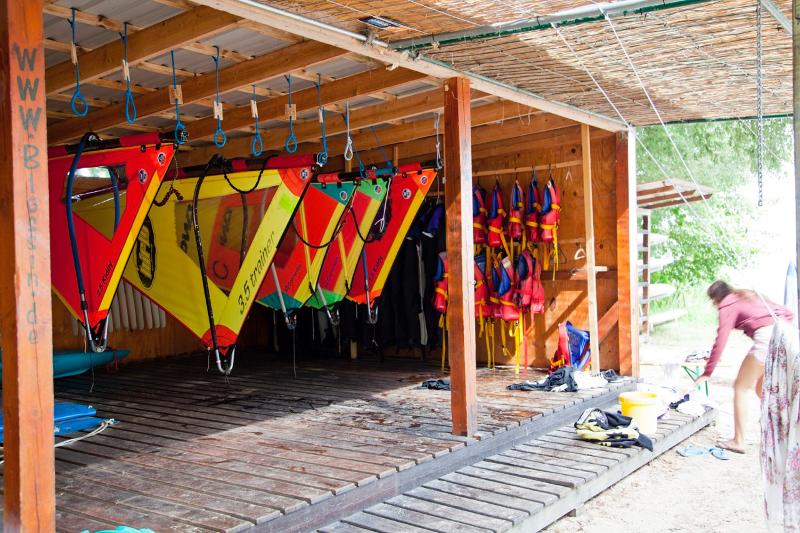  Equipamento de desportos de água, pronto para a ação durante o curso de inglês na alemanha.