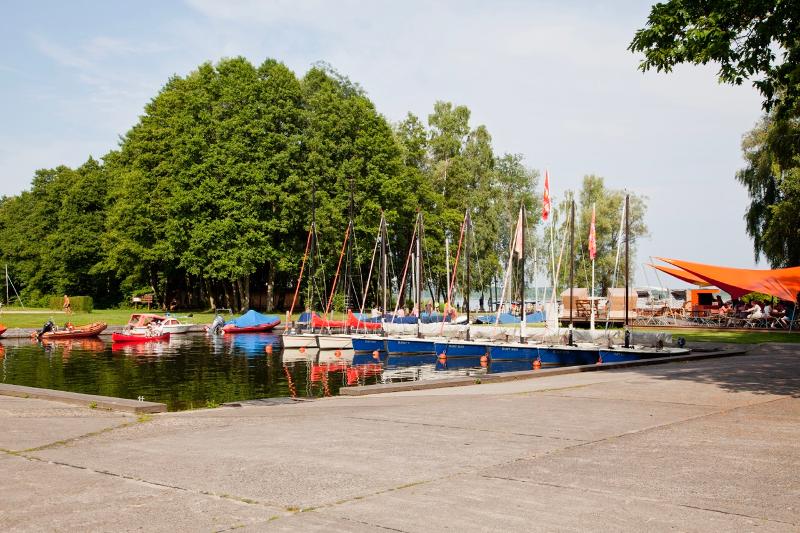 Fotos da marina com barcos ancorados, oferecendo uma vista tranquila durante o curso de inglês na alemanha.