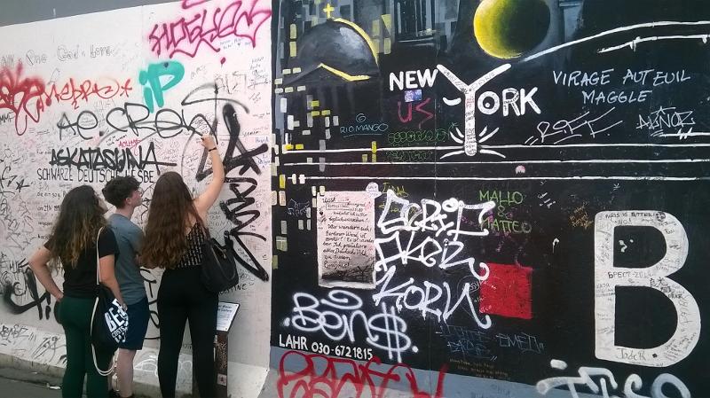 Participantes no Muro de Berlim, explorando um marco histórico enquanto fazem o seu curso de inglês na alemanha.