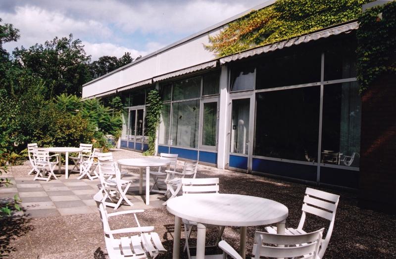 Foto do terraço da cantina, com uma vista agradável, onde os participantes relaxam durante o seu curso de inglês na alemanha.