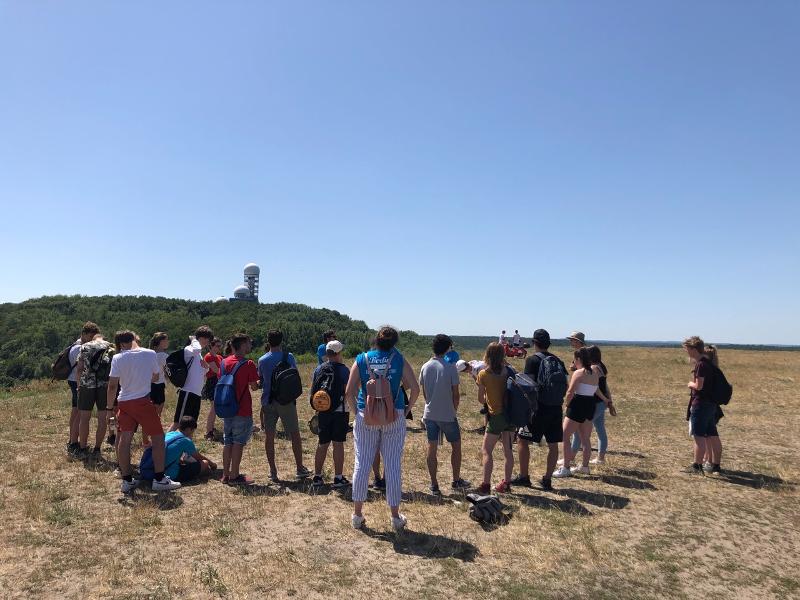 Participantes na montanha, a desfrutar da paisagem e da aventura durante o seu curso de inglês na alemanha.