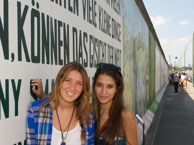 Duas participantes na Muralha de Berlim, explorando a história enquanto fazem o seu curso de inglês na alemanha.