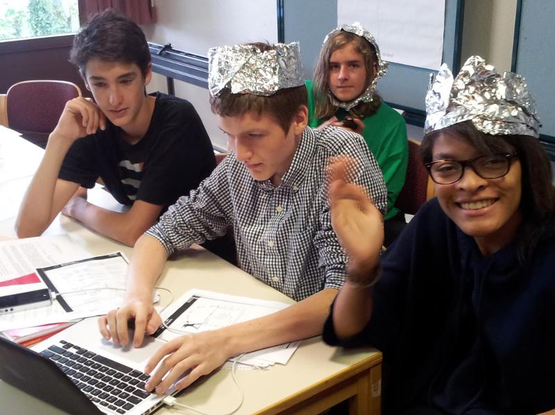 Participantes concentrados durante a aula, aproveitando o aprendizado no seu curso de inglês na alemanha.