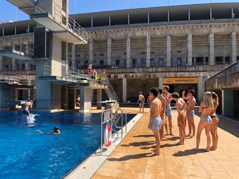 Participantes a divertir-se na piscina, aproveitando o tempo livre durante o seu curso de inglês na alemanha.
