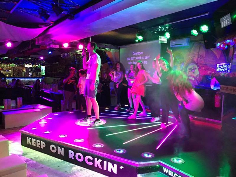 Participantes a cantar no karaoke, a divertir-se enquanto fazem o seu curso de inglês na alemanha.