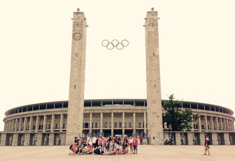 Participantes no exterior do Olympic Stadium, admirando a arquitetura enquanto fazem o seu curso de inglês na alemanha.