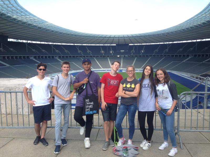Participantes em frente ao Olympic Stadium, explorando um local icónico enquanto fazem o seu curso de inglês na alemanha.