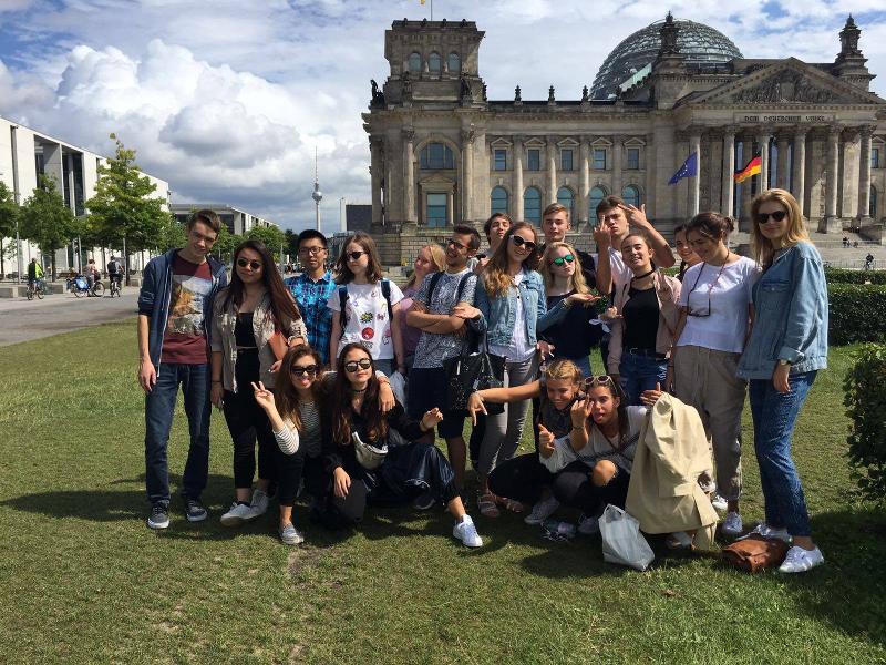 Grupo de participantes à frente do Westend-Reichstag, explorando a história de Berlim enquanto fazem o seu curso de inglês na alemanha.