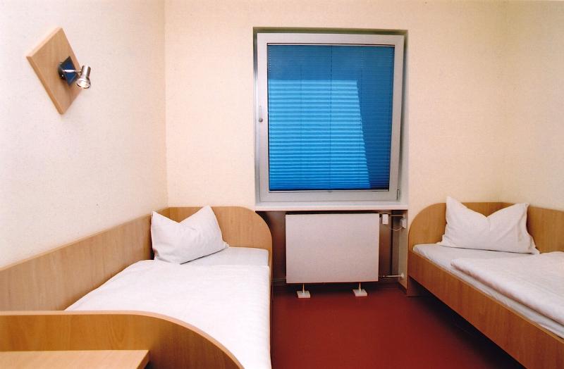 Quarto twin simples com janela, oferecendo conforto e tranquilidade durante o teu curso de inglês na alemanha.